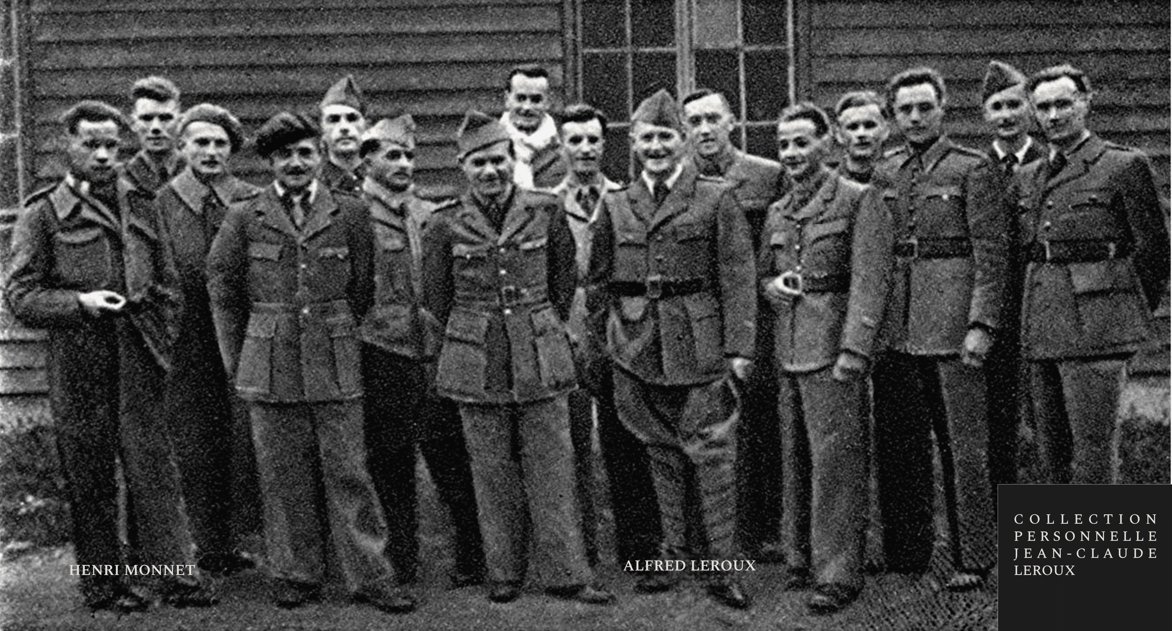 Equipe de guetteurs organisée pour surveiller les gardiens allemands lors des prises de vues clandestines